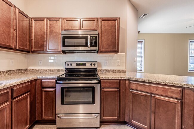 Building Photo - Townhome For Rent!