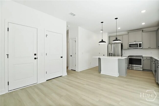 Building Photo - Beautiful 5-Bedroom, 3-Bath Home in Bloomingdale – Pet Friendly!