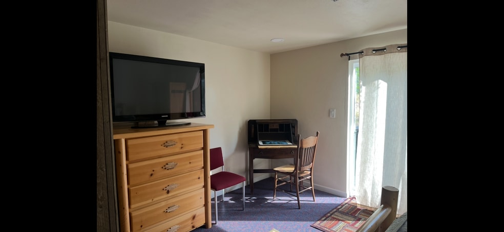 Small desk - 12191 Tecumseh Trl
