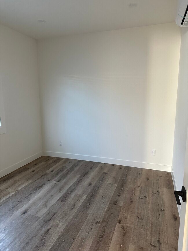 Building Photo - 1021 W 77th St