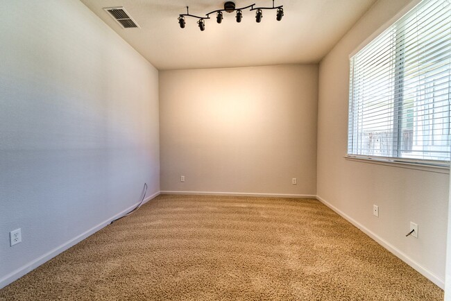 Building Photo - Spacious 4-Bedroom Home with Den – North Y...