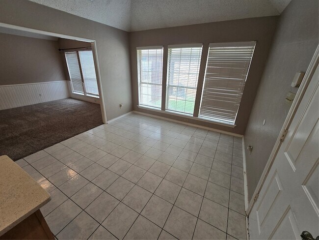 Building Photo - 2609 Classic Ct E