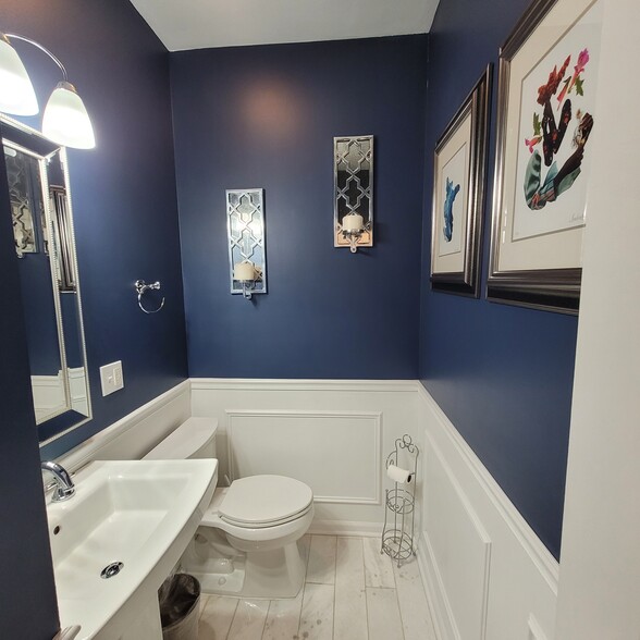 Powder Room - 4436 S King Dr