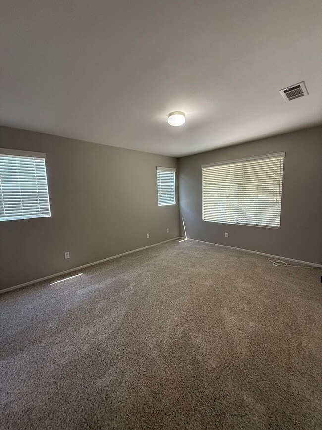 Building Photo - First time rental - quiet Moorpark neighbo...