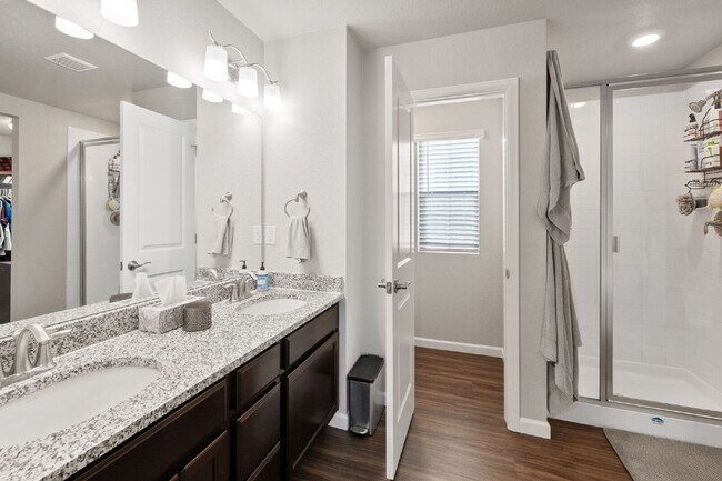 Building Photo - Beautiful 4-Bedroom Home on Blue Lunar Lan...