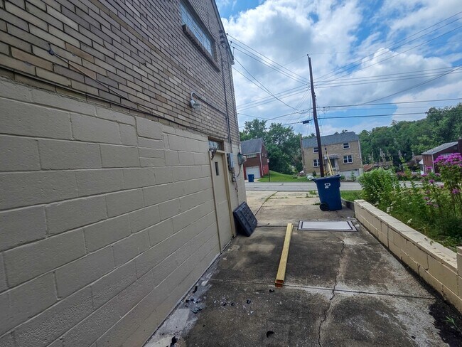 Building Photo - 151 Mahoning Dr