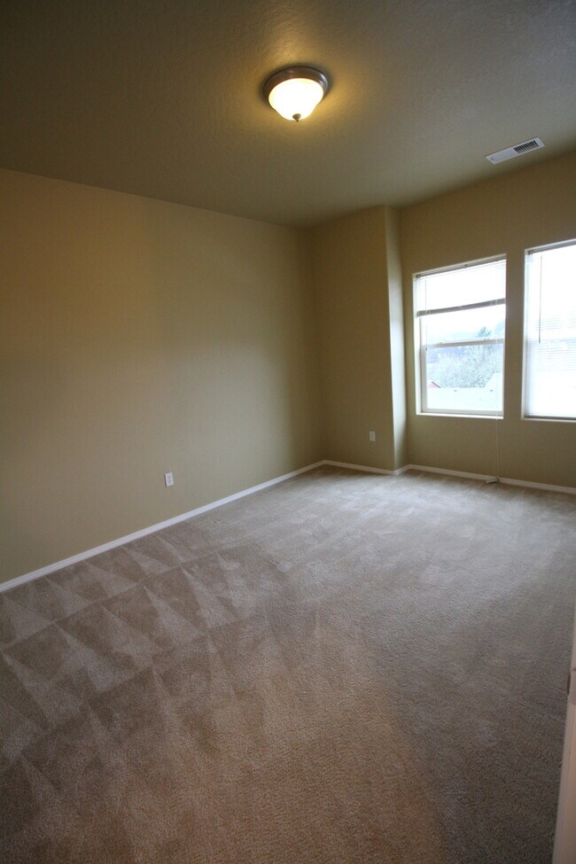 Building Photo - Newer Condo with 2 car Garage in S. Salem!