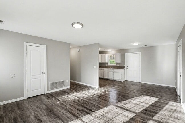 Building Photo - Charming 3 bedroom 1 bath in South Kansas City!!