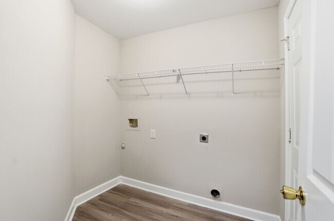 Building Photo - 3 bedroom single family home!