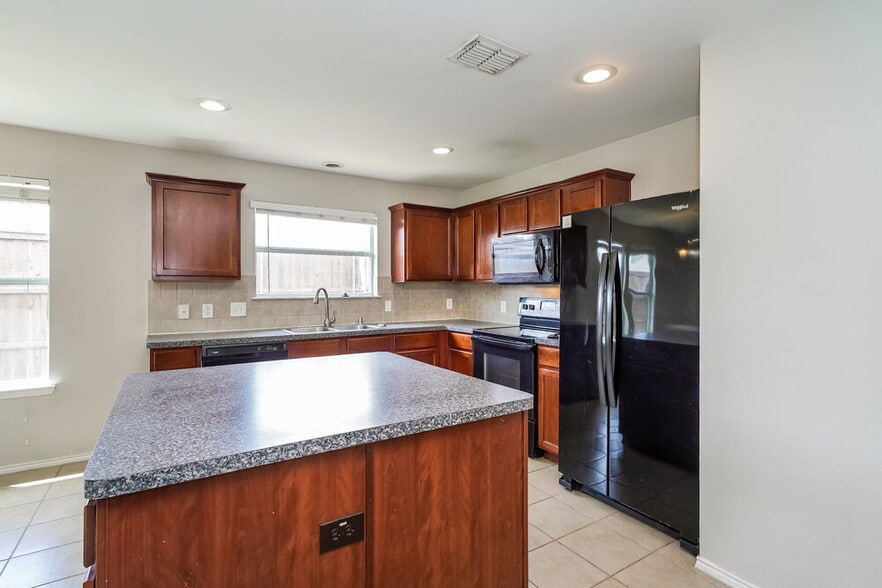 Building Photo - 110 Comanche Trail