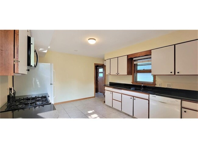 Building Photo - 2331 W Medicine Lake Dr