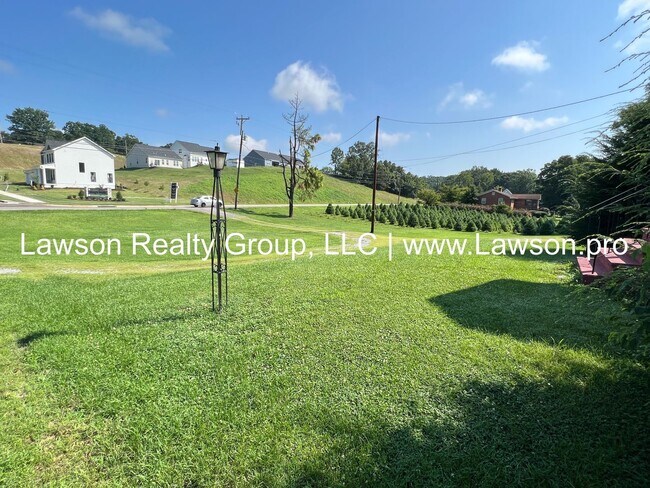 Building Photo - Quaint Two Bedroom Home By Christmas Tree Farm