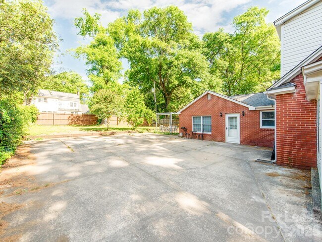 Building Photo - 1209 Oakwood Ave