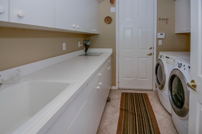 Building Photo - 4676 Manderly Dr