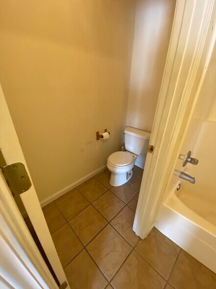 Building Photo - 1002 E 7th Ct