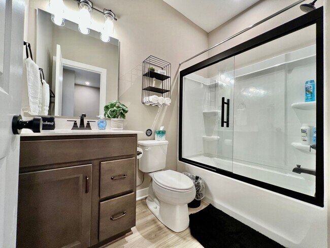 Building Photo - 4 Bedroom, Luxury living in premium locati...