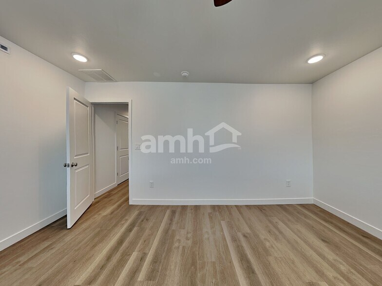 Building Photo - 9748 W Parkway Dr