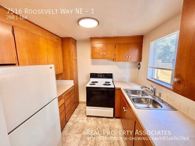 Building Photo - 7516 Roosevelt Way NE