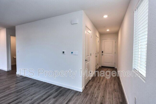 Building Photo - 2097 Shady Tree Cir