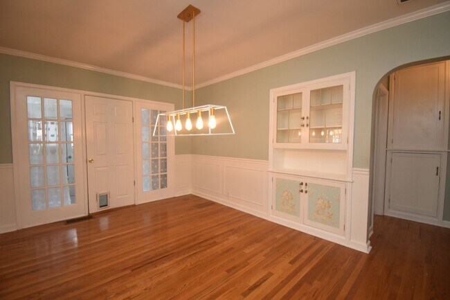 Building Photo - Unique 6 Bedroom Home in Midvale!