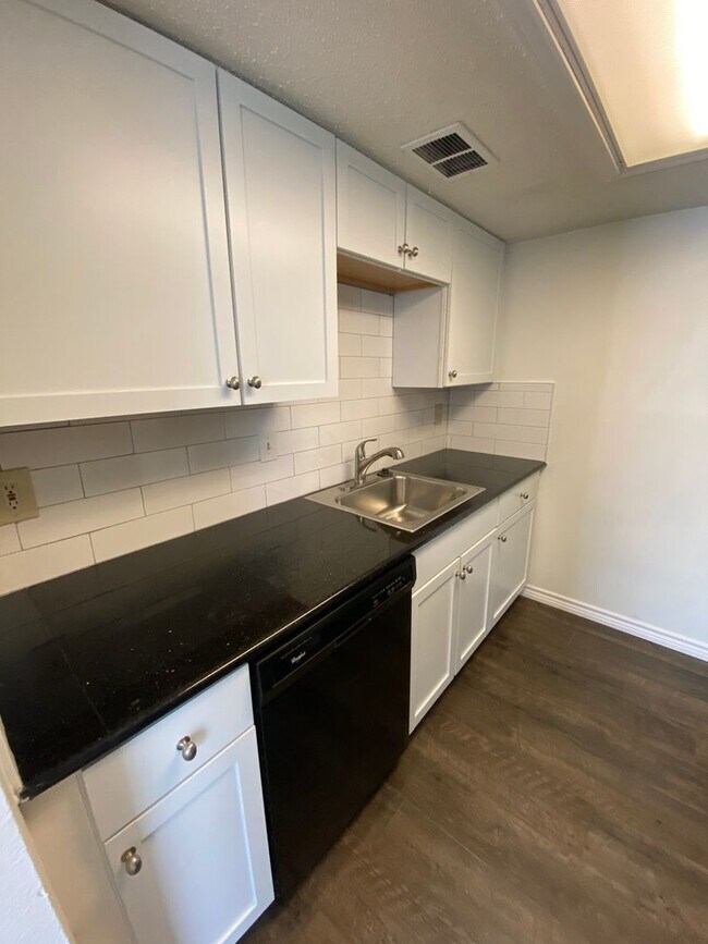 Building Photo - UT PRE-LEASE: 3 bed/2 bath Condo w/ Fireplace, Cathedral Ceilings in bedrooms