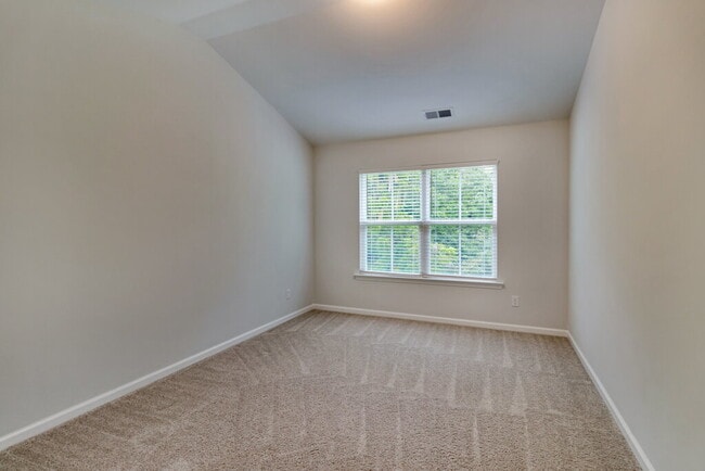 Building Photo - Conveniently located 3 bedroom, 2.5 bathroom townhome in The Commons subdivision