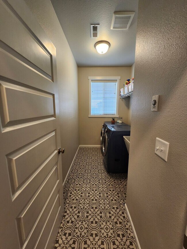 Building Photo - Charming 3-Bedroom, 2-Bath Home with Spaci...