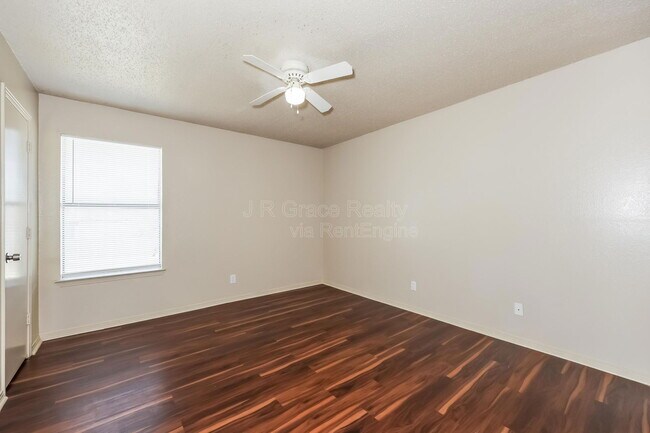 Building Photo - 5931 Shadydell Dr