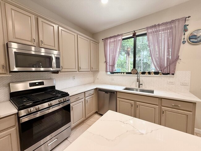 Building Photo - 212 Lone Pine Dr