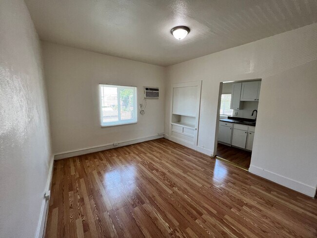 Building Photo - A Bright Upstairs Single Apartment in a Gr...