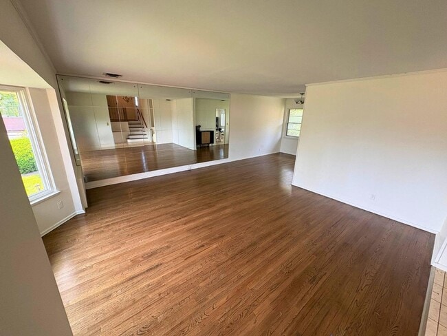 Building Photo - 310 S Oyster Bay Rd