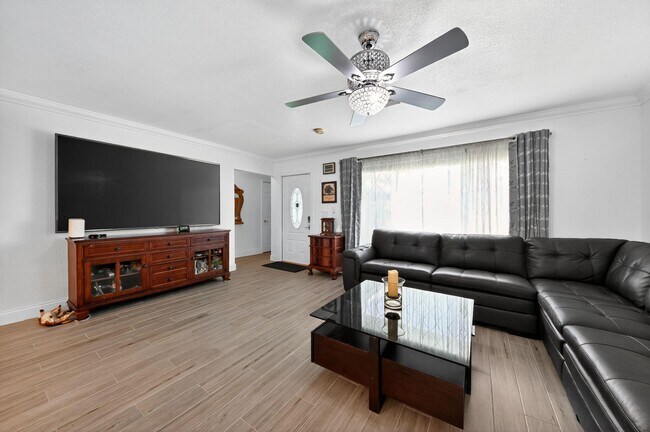 Building Photo - 407 Highwood Cir
