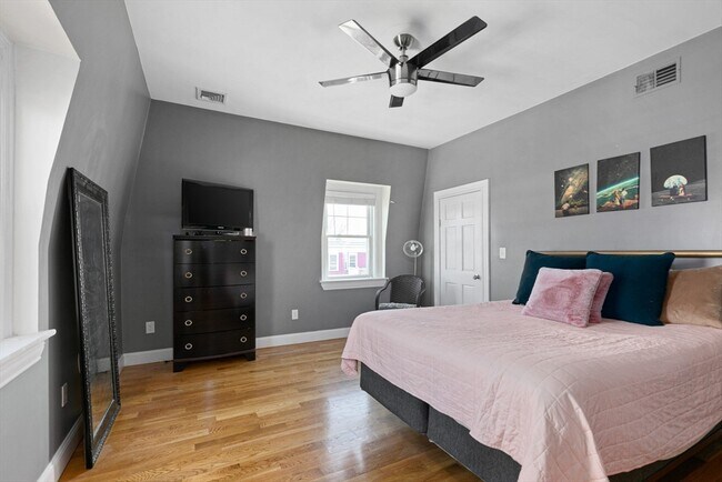 Building Photo - 42 King St