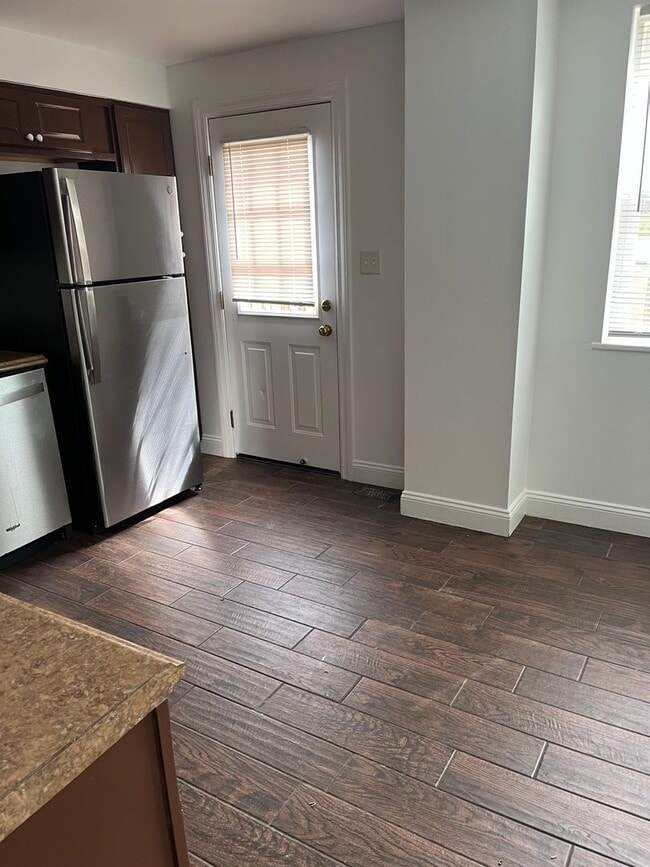 Building Photo - 2 bedroom 1 bath townhouse, Mt Washington