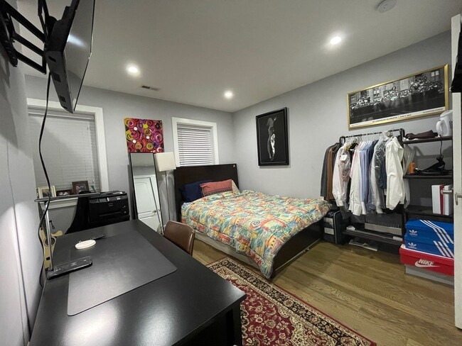Building Photo - Spacious 2BR Townhouse with Backyard & Bon...