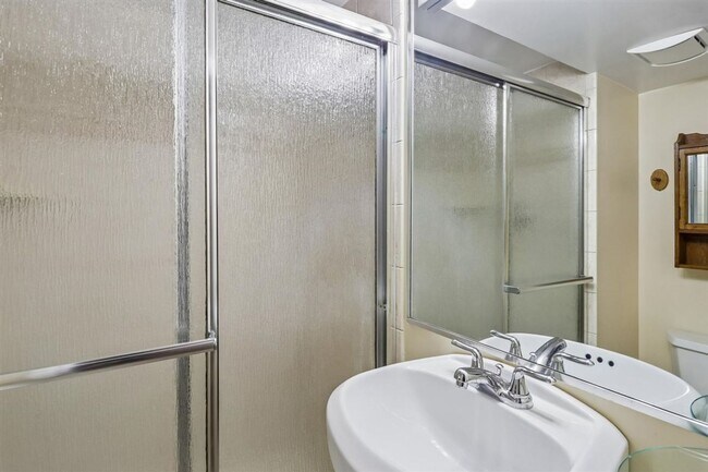 Building Photo - Lovely 2 BR Townhome off Wootton Parkway. Available NOW!