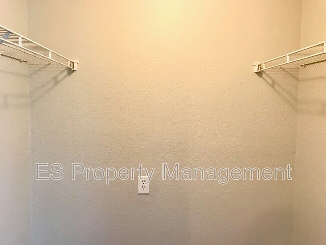 Building Photo - 4481 Redcliff N Ln