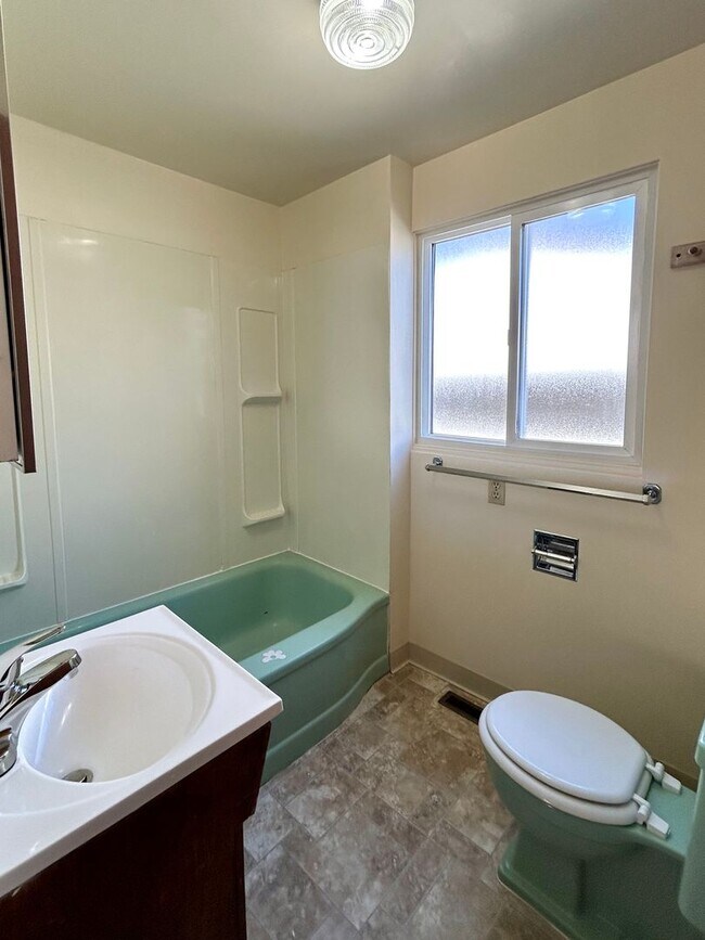 Building Photo - Unique 5 Bedroom Home