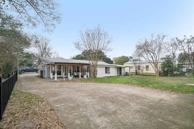 Building Photo - 902 Turney St