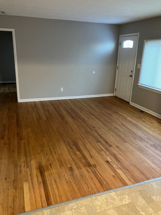 Building Photo - Spacious 4 bedroom 1.5 bath ranch Eastwood