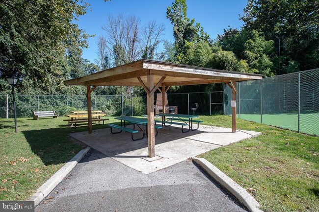 Building Photo - 1720 Oakwood Terrace