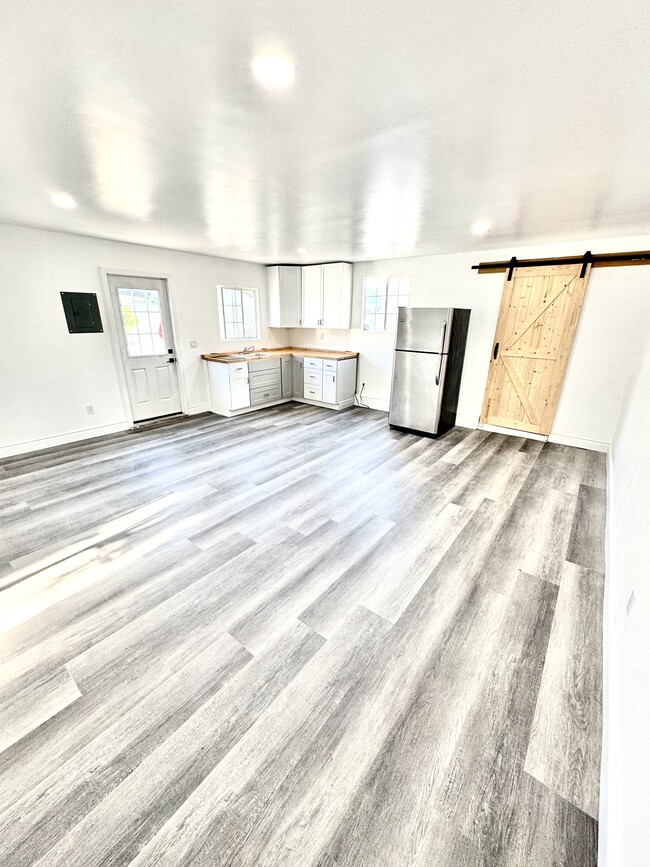 Building Photo - 525 Sycamore Pl