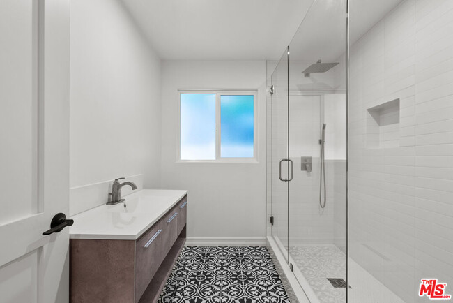 Building Photo - 1527 N Beverly Dr