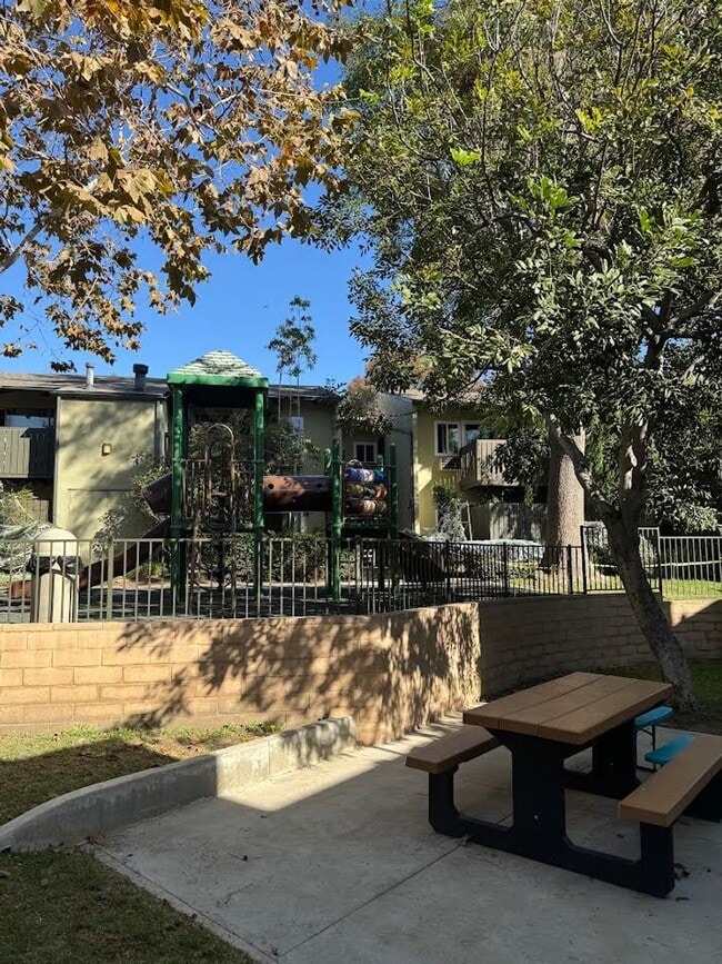 Building Photo - Renovated 2 Bedroom/ 1 Bathroom Condo Avai...