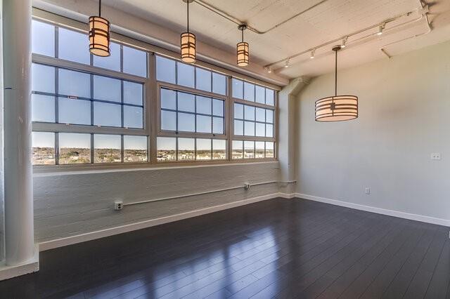 Building Photo - 2600 W 7th St