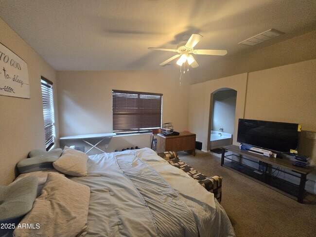 Building Photo - 8814 W Magnolia St