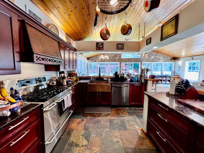 Building Photo - Love Where You Live in Lake Shores!