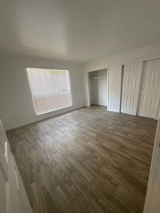 Building Photo - 3 bed, 2 bath 1st floor condo
