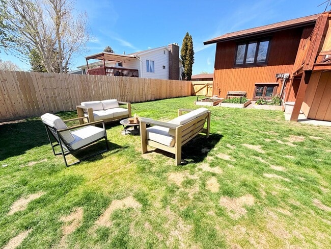 Building Photo - Beautiful Spacious Fox Farm Home