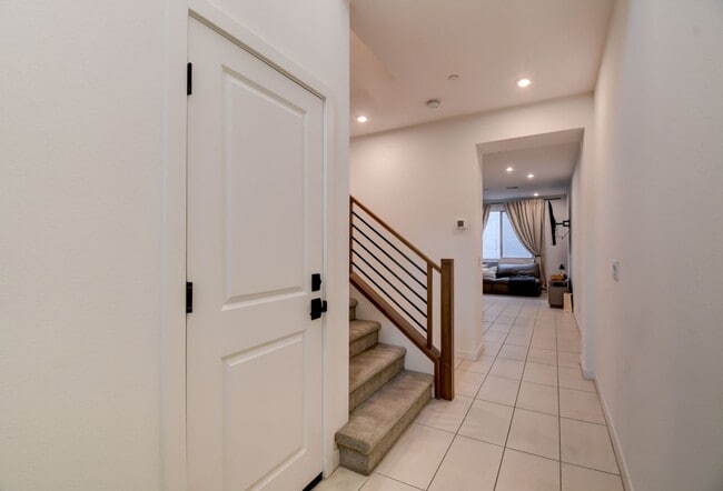 Building Photo - Stunning and Modern Townhome in Skye Canyon